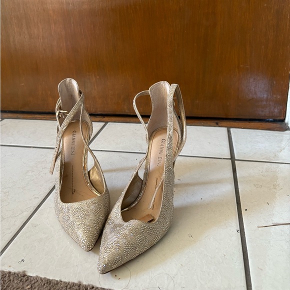 Gianni Bini Gold Women's Heels - Picture 1 of 3